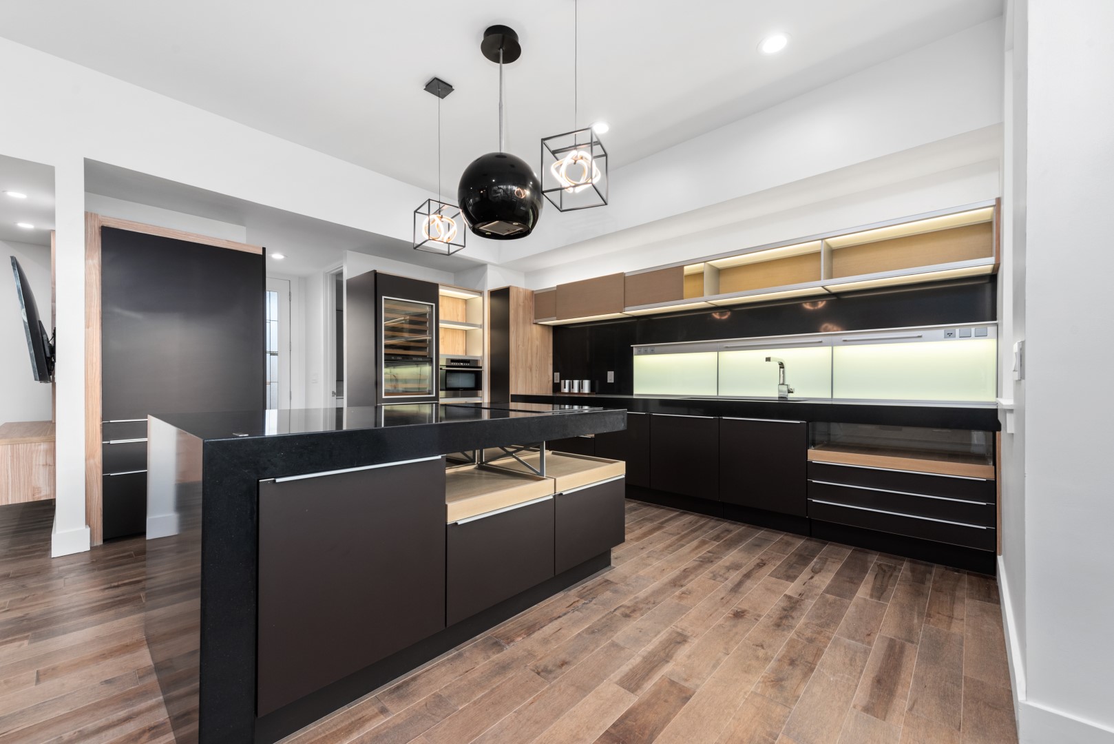 Exquisite Luxury Kitchen Design with Modern Appliances and High-End Finishes